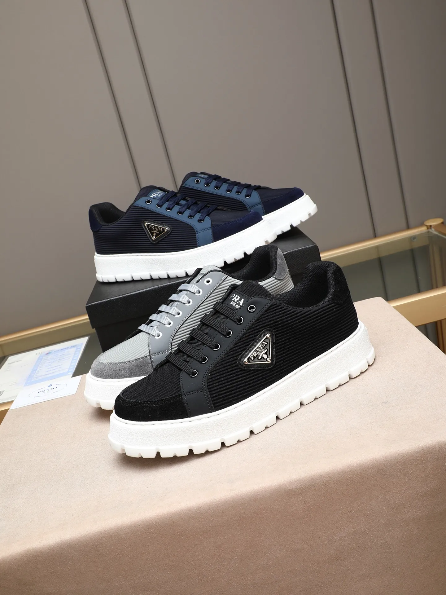 Men's Men's Shoes 💰440 Prada/Prada Men's new casual shoes, this sports shoe is made of imported calfskin upper with breathable mesh and breathable mesh lining. The foot pads are made of sheepskin, and the outsole is made of non-slip sports exclusive rubber outsole with logo. It feels good on the feet and is a fashionable item! Size: 38-44 (45 customized)